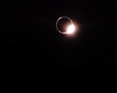 A melhor fotografia do eclipse foi tirada a partir da Lua; veja