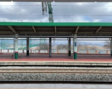Adolescente morre atropelado por trem após pular muro para pegar bola em SP