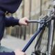 Adolescente tem bicicleta furtada em frente a loja de veículos em Frutal