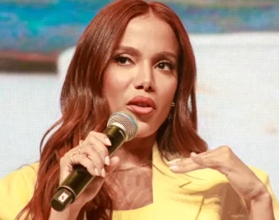 Anitta enfrenta farmacêutica por uso de seu nome em produtos cosméticos
