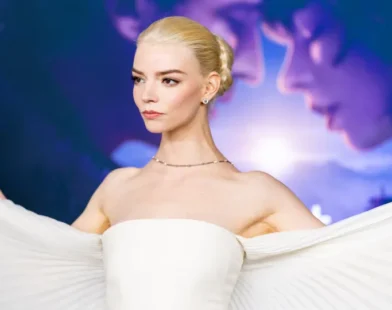 Anya Taylor-Joy diz por que se rendeu aos filmes de ação e lança 'Entre Montanhas'