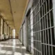 Após ataque em delegacia no Rio, polícia faz operação em busca de traficantes envolvidos