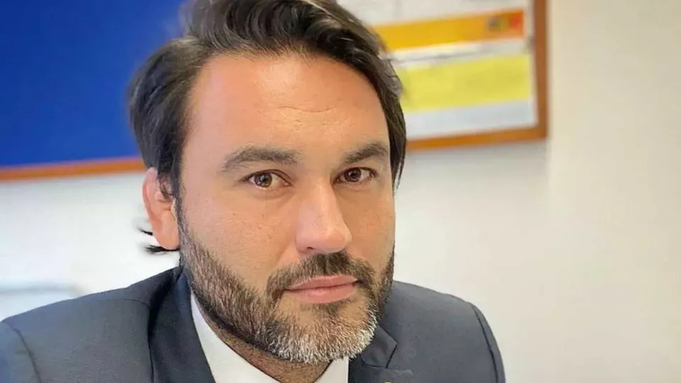 Após intimação, defesa confirma que Léo Índio foi para a Argentina