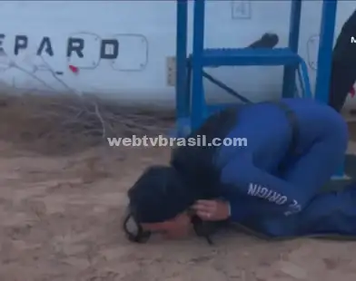 Após voo da Blue Origin, Katy Perry beija o chão