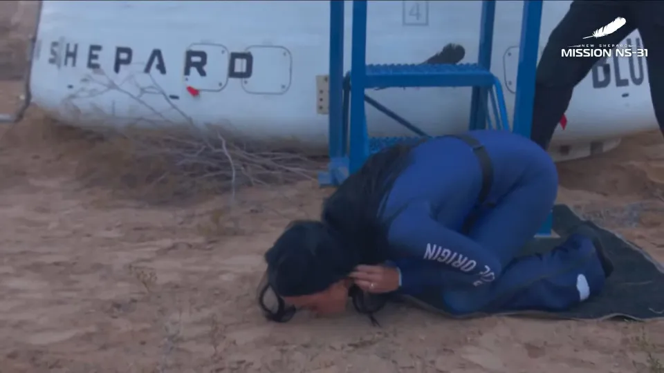 Após voo da Blue Origin, Katy Perry beija o chão