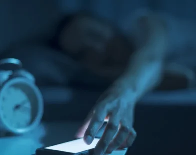Apple alerta para não dormir perto do celular durante carregamento