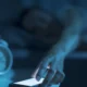 Apple alerta para não dormir perto do celular durante carregamento