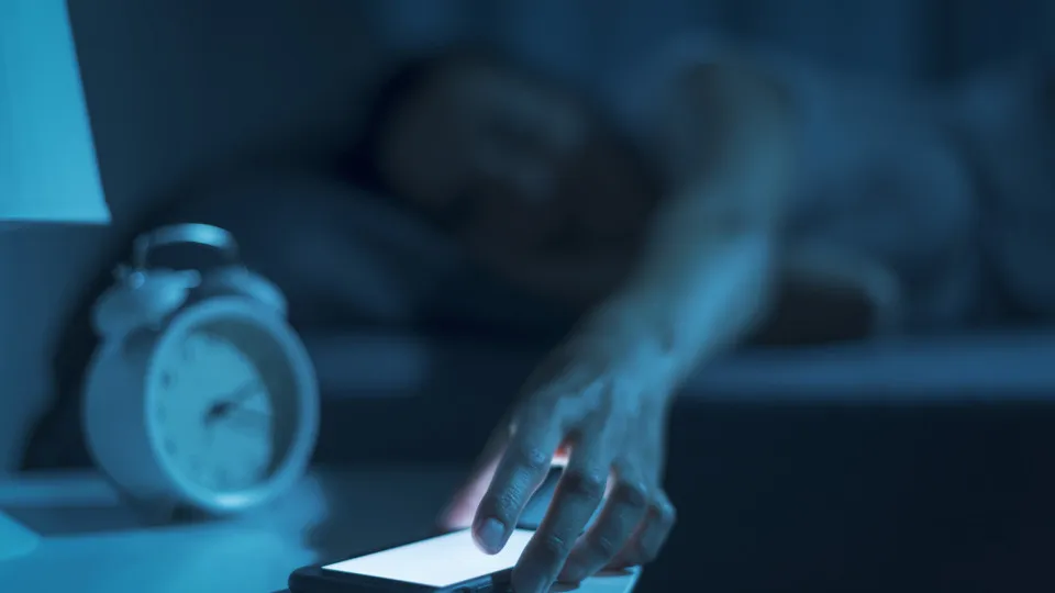 Apple alerta para não dormir perto do celular durante carregamento