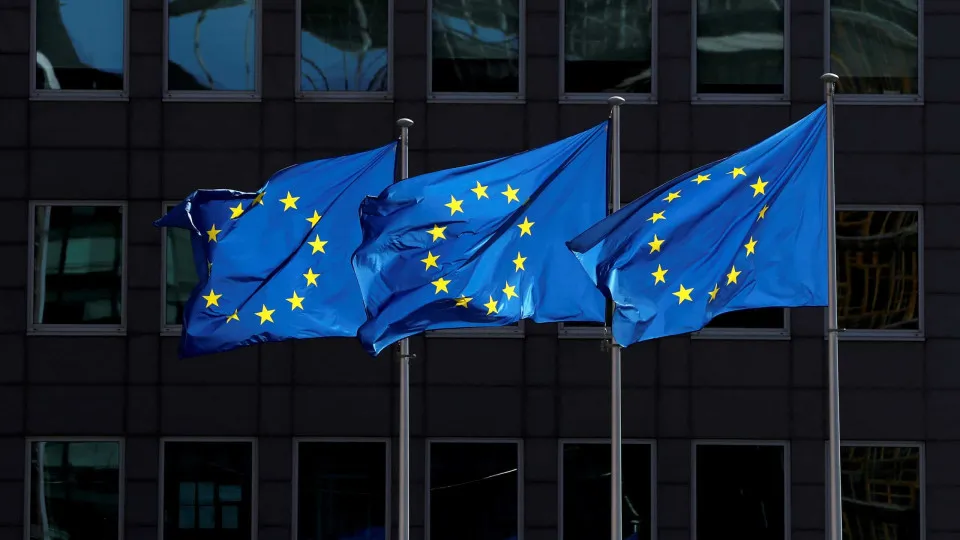 Apple e Meta são multadas na Europa; valor chega aos R$ 4,6 bilhões