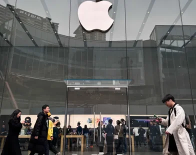Apple enche aviões com iPhones para evitar tarifas; preço deve subir