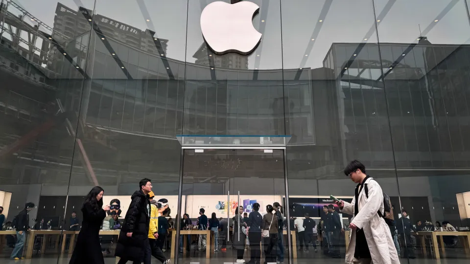 Apple enche aviões com iPhones para evitar tarifas; preço deve subir