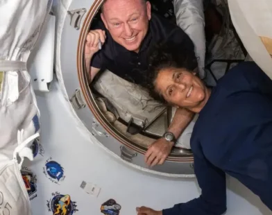 Astronautas cuja missão de 8 dias virou de 9 meses ficam mais perto de voltar à Terra
