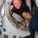 Astronautas cuja missão de 8 dias virou de 9 meses ficam mais perto de voltar à Terra