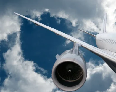 Avião com 3 pessoas a bordo cai em rua movimentada na Flórida, nos EUA