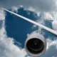 Avião com 3 pessoas a bordo cai em rua movimentada na Flórida, nos EUA