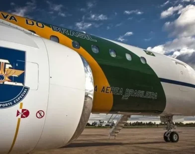 Avião com 96 brasileiros deportados dos EUA chega ao Brasil