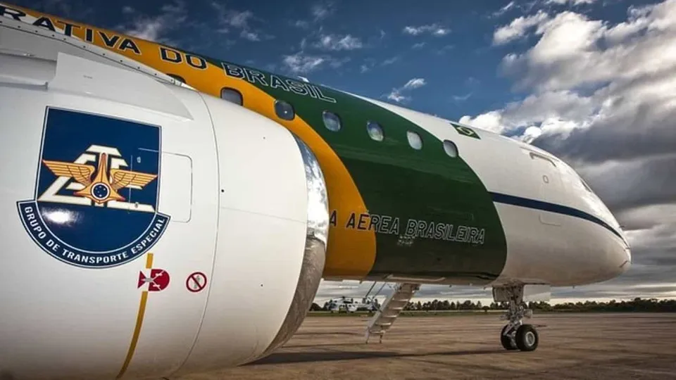 Avião com 96 brasileiros deportados dos EUA chega ao Brasil