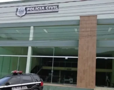 Avô beija neto na boca e mata pai do bebê a facadas após ser repreendido