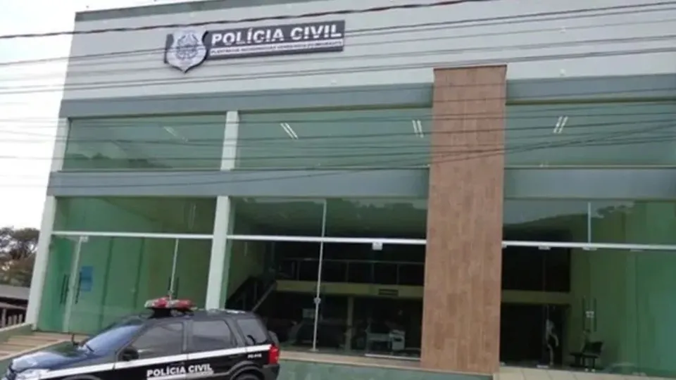 Avô beija neto na boca e mata pai do bebê a facadas após ser repreendido
