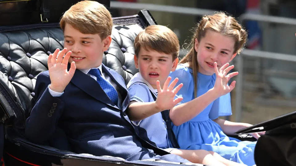 Babá revela detalhes da rotina de sono dos filhos de William e Kate