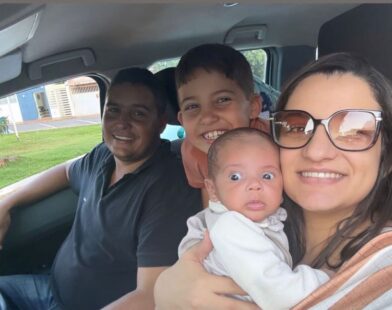Bebê que nasceu 'julgando' o pai segue encantando a web com expressões 'sérias' e já virou celebridade em cidade de MG | Centro-Oeste