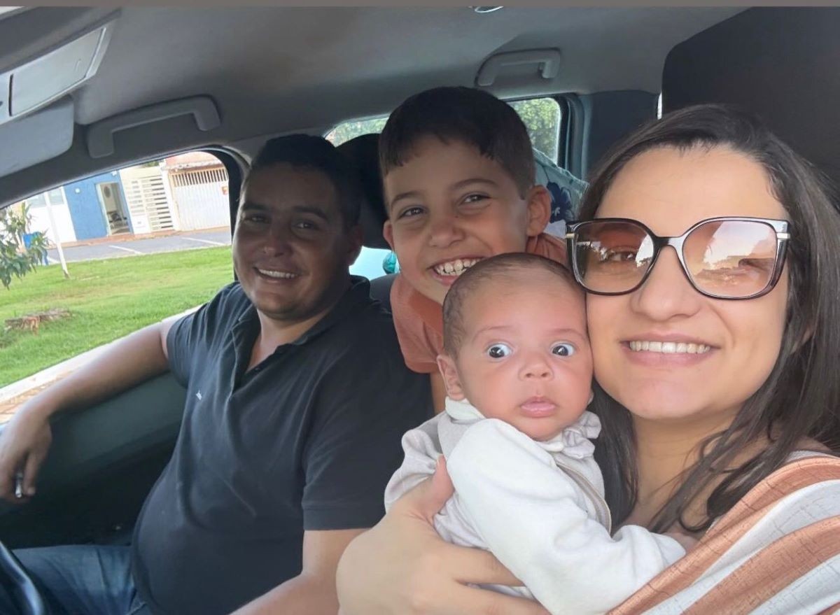 Bebê que nasceu 'julgando' o pai segue encantando a web com expressões 'sérias' e já virou celebridade em cidade de MG | Centro-Oeste