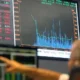 Bolsas da Ásia abrem em queda nesta sexta-feira (11) após Trump impor tarifa de 145% à China