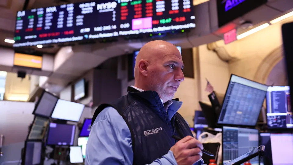 Bolsas globais e dólar têm forte queda depois de tarifaço de Trump
