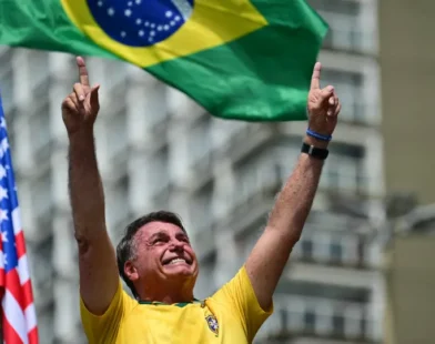 Bolsonaro atrai presidenciáveis da direita e mira mulheres em 1º ato após virar réu