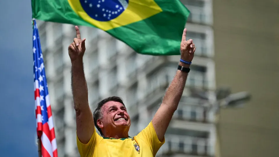 Bolsonaro atrai presidenciáveis da direita e mira mulheres em 1º ato após virar réu