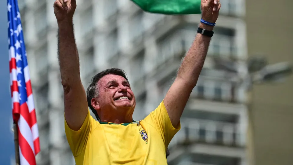 Bolsonaro se torna réu por tentativa de golpe