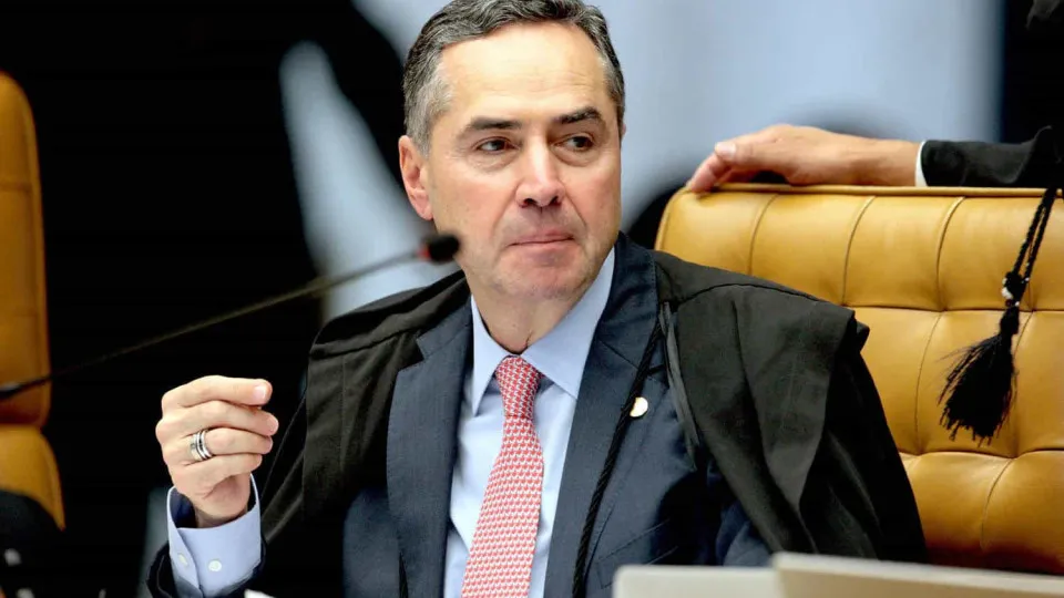 Brasileiros vão de indignação a pena, diz Barroso sobre mulher que pichou estátua no 8/1