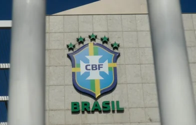 CBF afasta árbitros após expulsão do Cruzeiro e pênalti para o Palmeiras