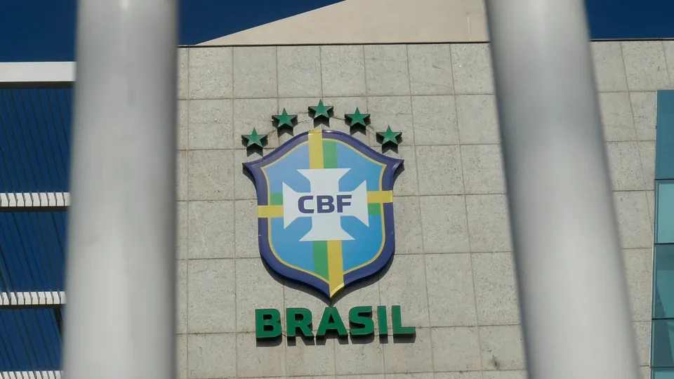 CBF afasta árbitros após expulsão do Cruzeiro e pênalti para o Palmeiras