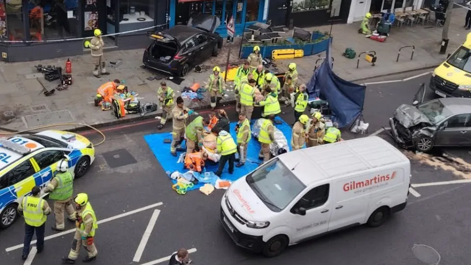Carro invade área externa de café após acidente com 3 veículos em Londres