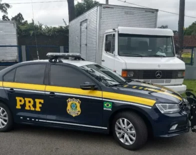 Casal furta viatura e se passa por agentes da PRF para cobrar dívida em GO