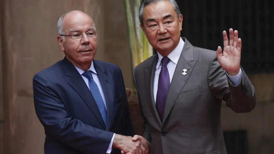 Ceder fará com que os EUA "queiram tirar mais vantagem", diz MNE chinês