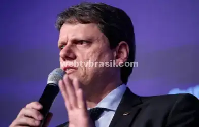 Com gestão desastrosa, Tarcísio cobra de Lula ajuda a moradores do Moinho