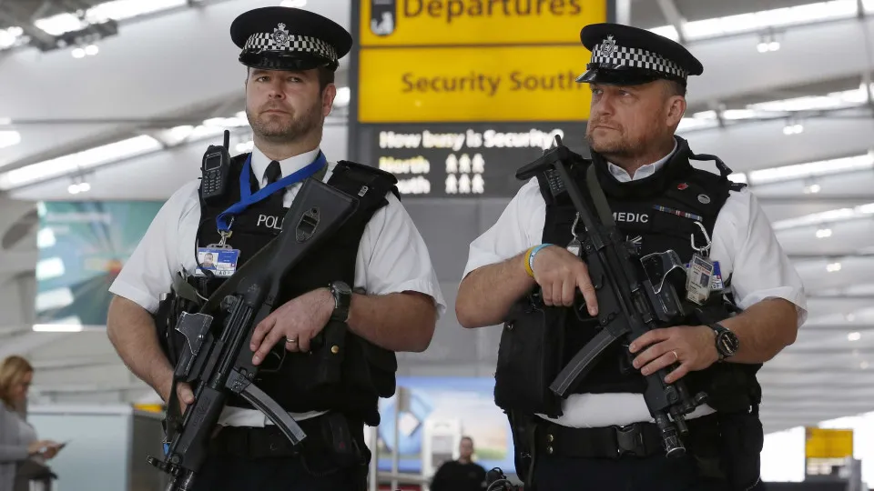 Com voo a Londres cancelado, brasileiros ficam 'sem suporte' em aeroporto