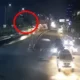 Condutor se confunde com GPS e carro despenca de ponte na Indonésia