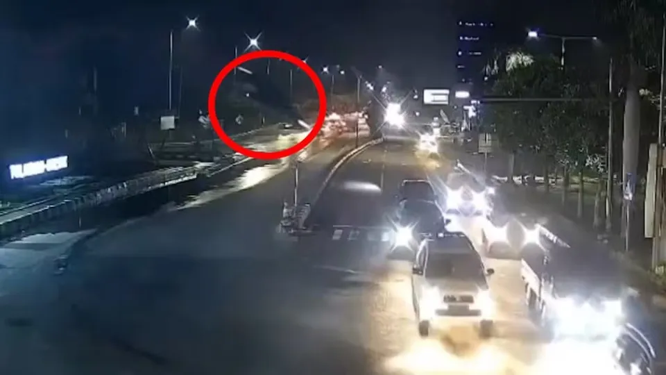 Condutor se confunde com GPS e carro despenca de ponte na Indonésia