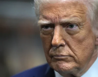 Conselheiro de Trump salvou contato errado ao vazar segredos militares dos EUA
