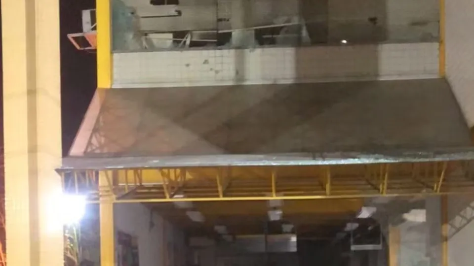 Criminosos atacam delegacia a tiros para tentar resgatar traficante no Rio
