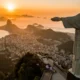 Cristo Redentor abraça vira-lata caramelo para campanha sobre adoção