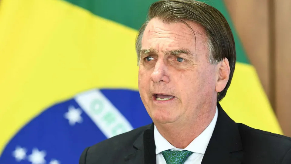 Desesperado após se tornar réu, Bolsonaro reclama de urnas e Lula