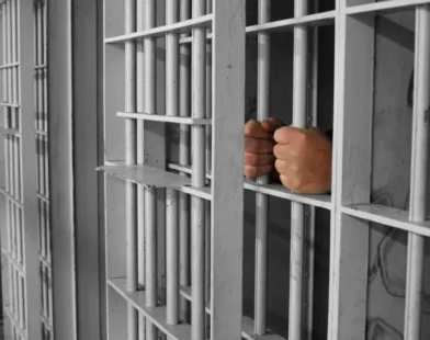 Diretor de presídio é afastado após 23 celulares e dinheiro serem encontrados em celas