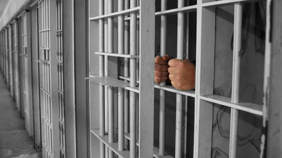 Diretor de presídio é afastado após 23 celulares e dinheiro serem encontrados em celas