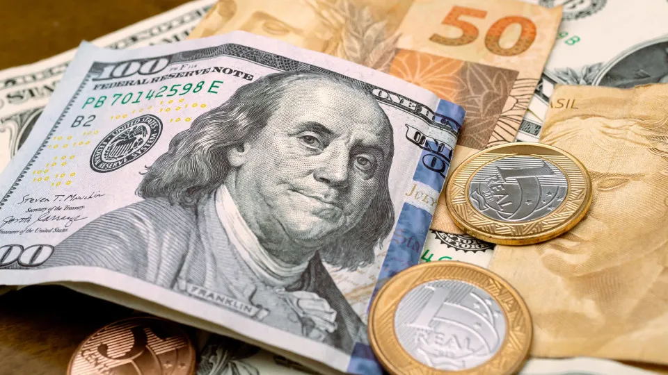 Dólar cai e Bolsa dispara após Trump recuar em ameaças ao presidente do Fed