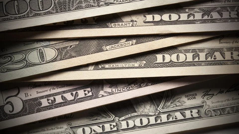 Dólar tem queda firme e Bolsa dispara com guerra comercial entre EUA e China