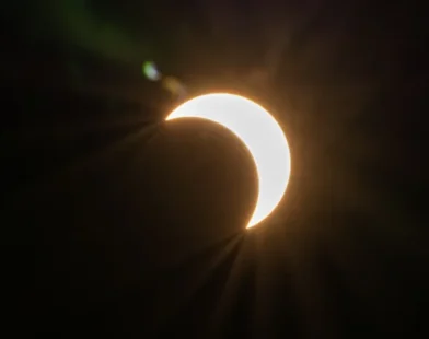 Eclipse solar parcial ocorre neste sábado (29), mas será quase invisível no Brasil